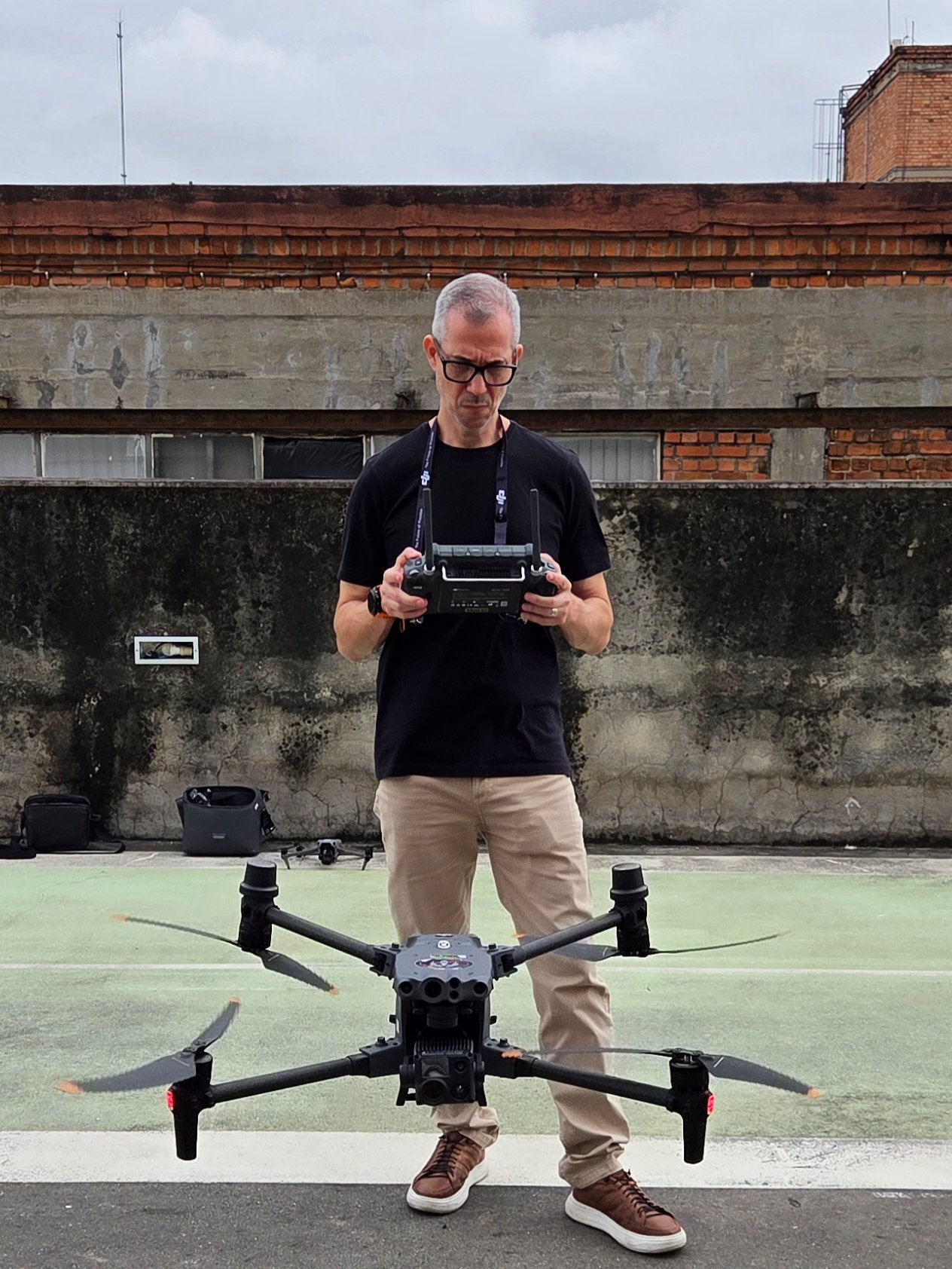 Fabiano Oliveira pilotando drone industrial em campo