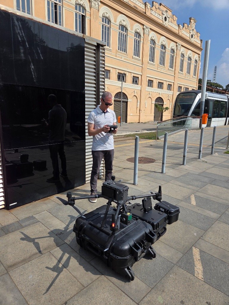 Fabiano Oliveira em campo com o drone e cases de transporte