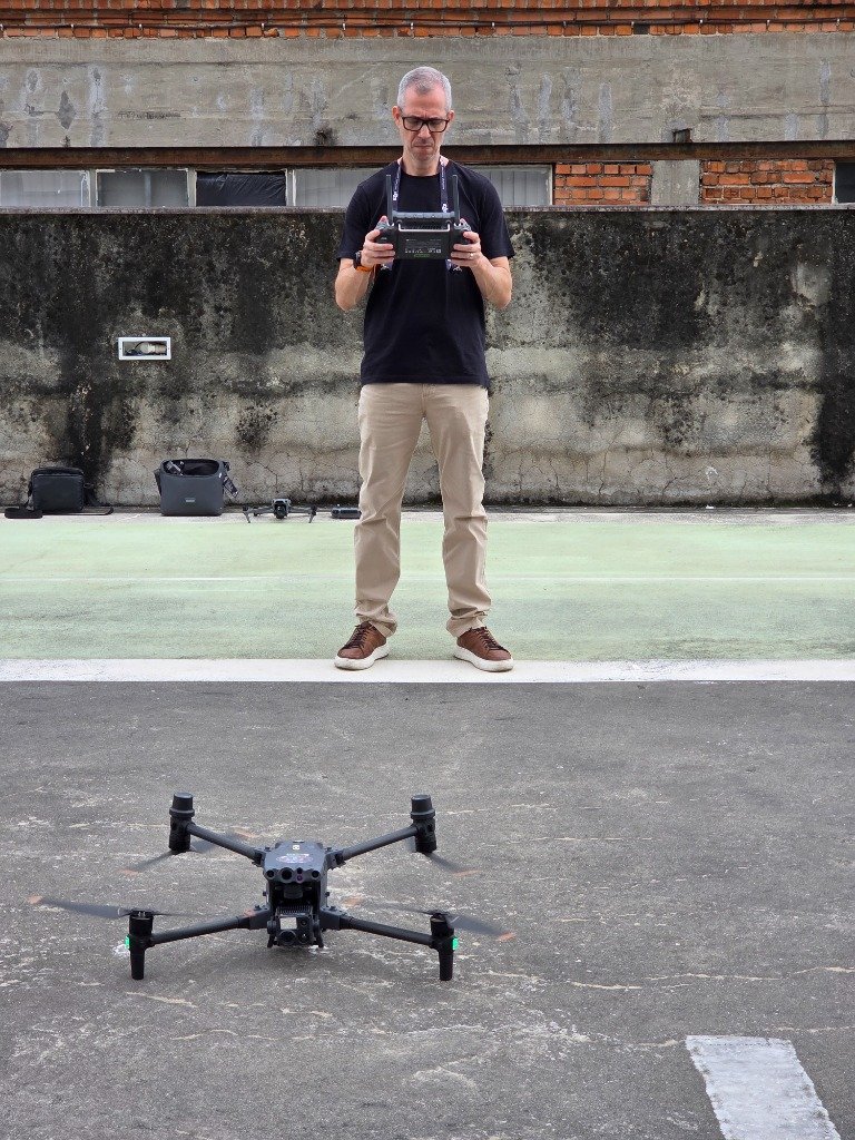 Fabiano Oliveira realizando varredura operacional e controle de drone